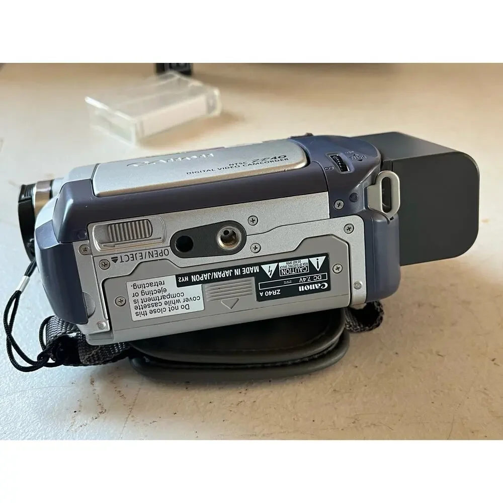 CANON ZR 40 Camcorder Japan Made Mini (Doesn’t show)